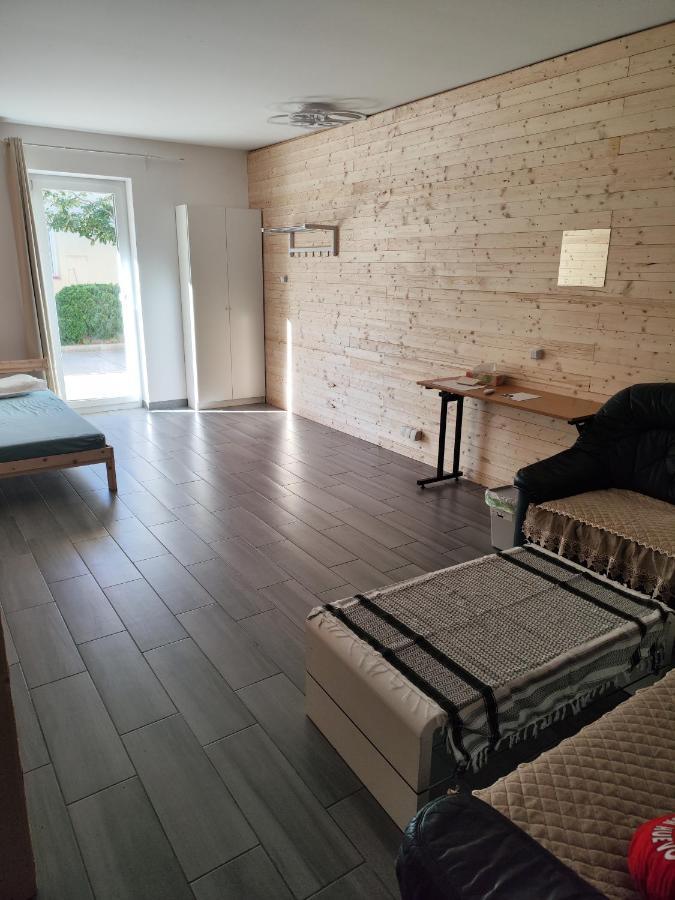 Erdgeschoss Wohnung Nahe Flughafen เวียนนา ภายนอก รูปภาพ